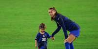 Alex Morgan, da seleção feminina dos EUA, brinca de bola com sua filha, Charlie  Foto: Jeremy Reper/ISI Photos/Getty Images