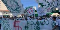 Torcida do Palmeiras em protesto na frente da sede social do clube. FOTO: Reprodu&ccedil;&atilde;o/GE  Foto: Esporte News Mundo
