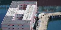 O governo diz que abrigar requerentes de asilo em lugares como Bibby Stockholm ajudar&aacute; a reduzir o que pagam por dia por quartos de hotel  Foto: EPA / BBC News Brasil