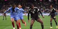 A atacante jamaicana Khadija Shaw (de preto) recebe a marcação da zagueira francesa Wendie Renard. As principais jogadoras de suas seleções travaram um bom duelo –   Foto:   Cameron Spencer/Getty Images / Jogada10