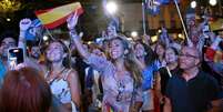 Apoiadores do Partido Popular se reuniram em frente à sede do grupo em Madri  Foto: Reuters / BBC News Brasil