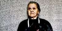 Clelia Marchi (1912-2006) com seu lençol, em foto de 1992 (Foto Livi)  Foto: DIVULGAÇÃO: FONDAZIONE ARCHIVIO DIARISTICO NAZIONALE / BBC News Brasil