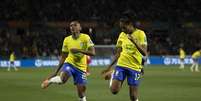  Ary Borges (à direita) comemora o primeiro gol do Brasil ao lado de Kerolin. Mas a dancinha é uma homeangem para a Rainha Marta (passinho de uma música que celebra a Rainha)   Foto: – Thais Magalhães/CBF / Jogada10