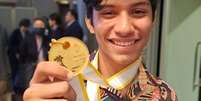 Matheus Alencar de Moraes, de 16 anos, com sua medalha de ouro na Olimpíada Internacional de Matemática  Foto: Arquivo Pessoal/Reprodução / Guia do Estudante