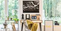 Cores metalizadas podem ser usadas na decoração do home office  Foto: Alto Astral | Shutterstock / Portal EdiCase