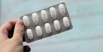 O paracetamol está entre os medicamentos isentos de prescrição mais vendidos em vários países — inclusive no Brasil  Foto: Getty Images / BBC News Brasil