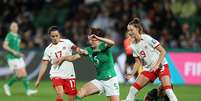 Niamh Fahey, Jessie Fleming e Jordyn Huitema disputando a bola em Canada x Irlanda – Paul Kane/Getty Images  Foto: Jogada10