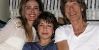 Luciana Gimenez ao lado do filho, Lucas Jagger, e do vocalista do Rolling Stones, Mick Jagger  Foto: Reprodução/Redes Sociais 