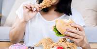 Compulsão alimentar fez influencer engordar 15kg; veja como combater o transtorno -  Foto: Shutterstock / Saúde em Dia
