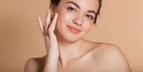 Sentir-se bem e estar com a pele saud&aacute;vel &eacute; a base para ter a pele de boneca  Foto: PonomarenkoNataly | Shutterstock / Portal EdiCase