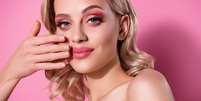 Saiba quais hábitos ajudam a alcançar a pele da Barbie -  Foto: Shutterstock / Alto Astral
