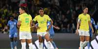 Jogadoras do Brasil lamentam segundo gol da França  Foto: Dan Peled / Reuters