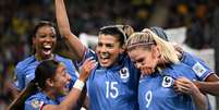 Jogadoras francesas comemoram vit&oacute;ria contra o Brasil   Foto: Dan Peled / Reuters