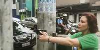 Em 29 de outubro, a deputada bolsonarista sacou uma arma durante uma discussão e correu atrás do jornalista Luan Araújo pelas ruas de São Paulo  Foto: Reprodução