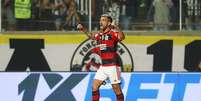 Arrascaeta celebra gol diante do Atlético, no Independência –  Foto: Gilvan de Souza / Flamengo / Jogada10