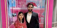 Malala e seu marido Asser Malik posam em 'caixa da Barbie'  Foto: Reprodu&ccedil;&atilde;o/Instagram/@Malala / Estad&atilde;o