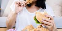 A compulsão alimentar traz diversos problemas à saúde -  Foto: Shutterstock / Alto Astral