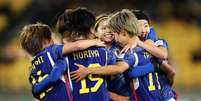 Jogadoras do Japão dão um tremendo nó na Espanha e celebram o gol de Tanaka –  Foto:   Catherine Ivill/Getty Images / Jogada10