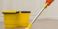 O mop &eacute; uma &oacute;tima op&ccedil;&atilde;o para usar no lugar dos panos de ch&atilde;o &ndash;  Foto: Shutterstock / Alto Astral