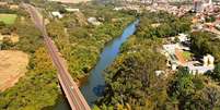 Foto aérea de Santa Cruz do Rio Pardo, com destaque ao rio Pardo, que da nome à cidade   Foto: Reprodução/Prefeitura de Santa Cruz do Rio