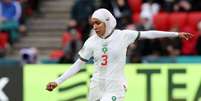 A Marroquina Nouhalia Benzina é a primeira mulher a usar hijab na Copa do Mundo  Foto: ntling-FIFA via Getty Images