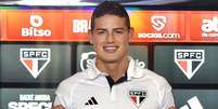 James Rodríguez segurando sua nova camisa do São Paulo   Foto: saopaulofc / Esporte News Mundo