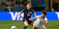 A holandesa Janseen (camisa 20) disputa a bola com  a vietnamita Thi Bich Thuy Nguyen. Seleção europeia arrasou:   Foto: Sanka Vidanagama/AFP via Getty Images / Jogada10