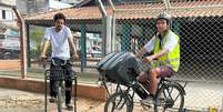 Everton Silva e Daniel Gomes da Silva ajudam empreendedores locais e instituições a divulgarem o seu trabalho por meio da bike som   Foto: Danielle Lobato/Agência Mural 