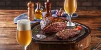 Cerveja é uma das bebidas que mais combinam com churrasco  Foto: iStock