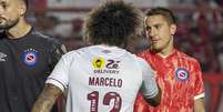 Marcelo cumprimenta Luciano Sánchez antes da bola rolar para Argentino Juniors e Fluminense, nas oitavas de final da Libertadores –  Foto: – Divulgação/Fluminense / Jogada10