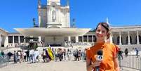 A repórter Letícia Andrade diante do Santuário de Fátima: a primeira cobertura internacional no maior evento da Igreja Católica fora do Vaticano  Foto: Reprodução