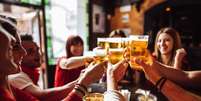 Cerveja é uma das bebidas preferidas para reunir os amigos e brindar  Foto: iStock