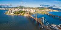 Ponte Hercílio Luz é o principal cartão postal da capital catarinense  Foto: Prefeitura de Florianópolis/Divulgação / Estadão