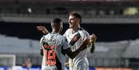 Vegetti comemora seu gol com Paulinho  Foto: Thiago Ribeiro/ Agif/Gazeta Press