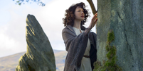 Claire (Caitríona Balfe) em Craigh na Dun em cena da 1ª temporada de Outlander.  Foto: Adoro Cinema