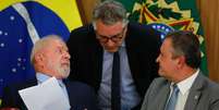 Lula e os minsitros Alexandre Padilha e Rui Costa  Foto: Poder360