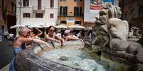 Turistas se refrescam do calor em fonte de Roma, na Itália  Foto: ANSA / Ansa - Brasil