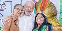 Presidente Lula ao lado das ministras Marina Silva e Sonia Guajajara  Foto: Ricardo Stuckert