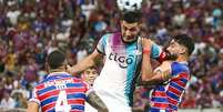 Oscar Cardozo, do Libertad/PAR, luta pela bola contra dois jogadores do Fortaleza: Titi e Pedro Augusto  Foto:   JL ROSA/AFP via Getty Images / Jogada10