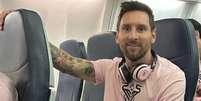 Messi viraliza com foto em voo em classe econômica nos EUA  Foto: instagram/@leomessi