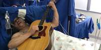 Paciente toca violão durante cirurgia no cérebro: entenda como é possível -  Foto: Divulgação (Hospital Universitário Cajuru) / Saúde em Dia