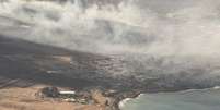 Vista aérea de prédios danificados e fumaça na cidade de Lahaina  Foto: EPA / BBC News Brasil