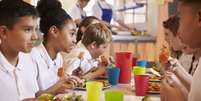 Comer bem e saudável faz toda a diferença no desempenho escolar  Foto: monkeybusinessimages / iStock