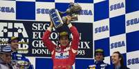 Em 1993 Ayrton Senna levantou um icônico troféu de Sonic ao vencer o Grande Prêmio de F1 em Donington Park, na Inglaterra.  Foto: Reprodução/McLaren