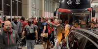 Torcedores protestam no aeroporto depois da elimina&ccedil;&atilde;o na Libertadores &ndash;  Foto: Reprodu&ccedil;&atilde;o / twitter @marquinhosRJ21 / Jogada10