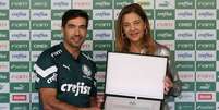 A presidente Leila Pereira entregou uma placa e uma camisa comemorativa para o técnico Abel Ferreira   Foto: Cesar Greco/Palmeiras