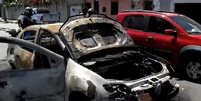 Três carros foram incendiados em ações quase simultâneas  Foto: Reprodução/TV Globo