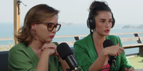 Priscila Sztejnman e Regiane Alves participaram de entrevista a um podcast e falaram sobre filhos assistirem beijo lésbico das mães na novel  Foto: Reprodução/Youtube/Poddelas