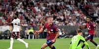 Dani Olmo  comemora um de seus três gols que calaram a torcida do Bayern, na Allianz Arena. Afinal, o  RB Leipzig fez 3 a 0 e coinquistou a Supercopa da Alemanha  –  Foto:   Christian Kaspar-Bartke/Getty Images / Jogada10