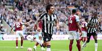 Tonali corre para celebrar o seu gol. O primeiro da goleada do Newcastle sobre o Aston Villa &ndash;  Foto: &nbsp; George Wood/Getty Images / Jogada10